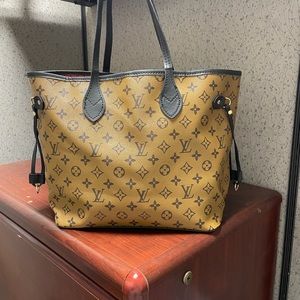 LV Tote New with Wrislet and dust cover